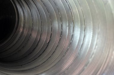 Havalandırma borusunun içi. İçerideki alüminyum havalandırma kanalı. Soyut endüstriyel geçmiş. Yakın plan. Seçici odak.