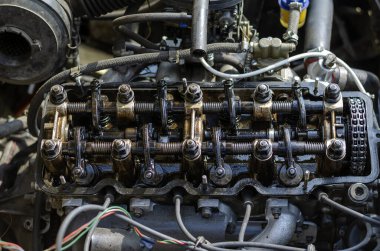 Dört felçli benzinli motor parçalanmış. Kapakçık kapağı olmadan karbüratör motorunun detaylı görüntüsü. Retro araba tamiri. Yan görüş. Seçici odaklanma. Yakın plan..