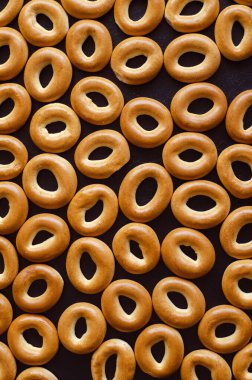 Geleneksel yuvarlak simit arka planı. Çay için bir sürü tatlı ikram. Üst Manzara. Yakın plan. odaklan.