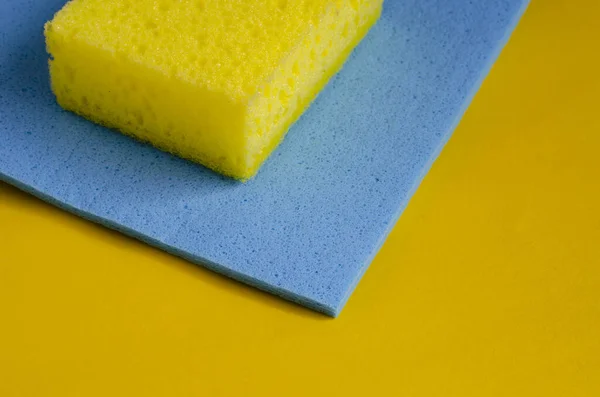 Küchenschwamm Und Blaue Putzserviette Auf Gelb Zubehör Zum Geschirrspülen Und — Stockfoto