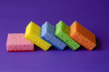 Mutfak çok renkli süngerler. Farklı renklerde beş gözenekli mutfak süngeri. Ticari temizlik şirketi. Yakın plan. Seçici odak.