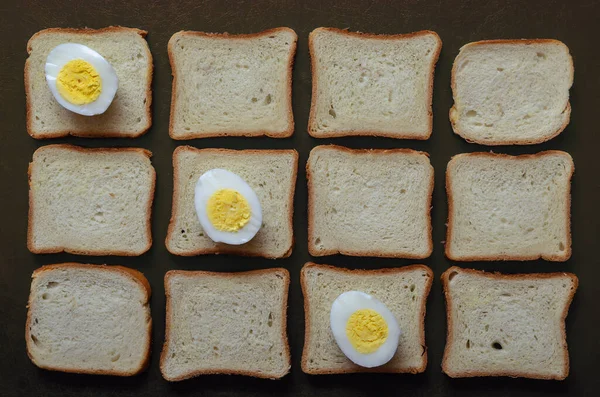 Broodje Achtergrond Drie Helften Gekookte Kippeneieren Bovenop Brood Twaalf Sneetjes — Stockfoto