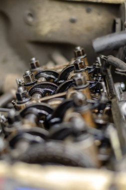 Bir arabanın motor bölmesi, yakın plan. Motor zamanlaması. Kapakçık kapağı olmadan karbüratör motorunun detaylı görüntüsü. Arka plana odaklan. Yan görüş. Seçici odak.