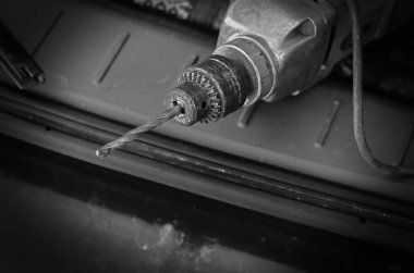 Matkaplı eski elektrikli matkap. Paslı kameralı modası geçmiş elektrikli matkap. Güvenilir elektrikli alet. Endüstriyel konular. Yakın plan. Seçici odak.