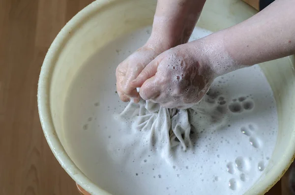 Ruční Mytí Ložního Prádla Detailní Dospělá Žena Myje Ruce Plastová — Stock fotografie