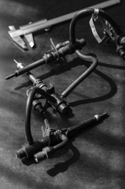 Yakıt dizel enjektörler ve vernier kalibreler. Atölyedeki bir masada duran turbo dizel motor için enjektör seti. Araba servisi. Seçici odak.