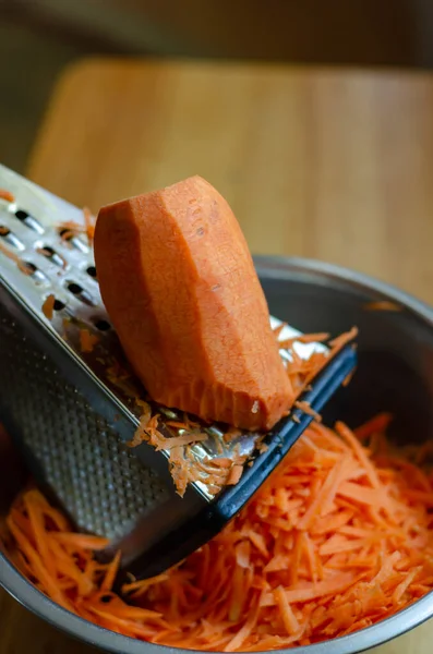 Large Piece Carrots Lies Grater Interrupted Shredding Process Raw Vegetable — Stock Photo, Image