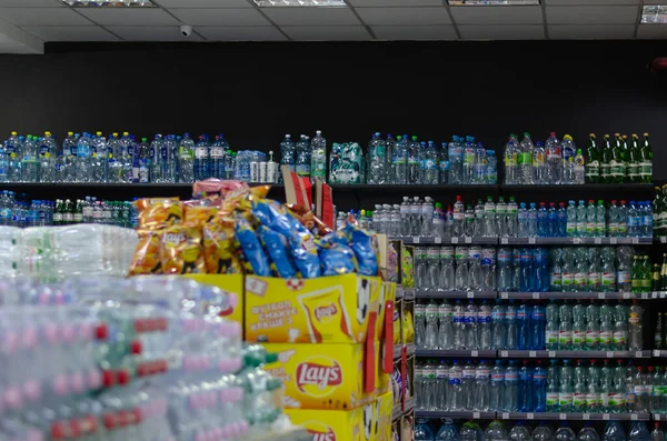 Минеральная Вода Полках Супермаркетов Большие Запасы Питьевой Воды Фокус Заднем — стоковое фото