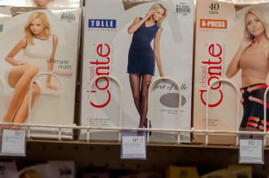 Odessa, Ukrayna - 24 Nisan 2020: bir mağazada kadın külotlu çorabı sergisi. Kadın naylon külotlu çorabı sürüsü. Seçici odaklanma. Yakın plan..