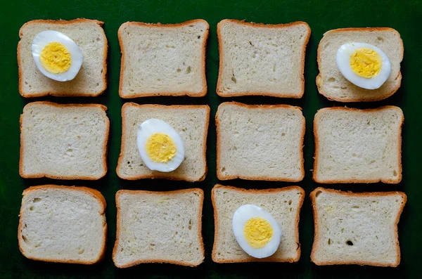 Gekookte Eieren Het Brood Vier Plakjes Gekookte Eieren Toast Brood — Stockfoto