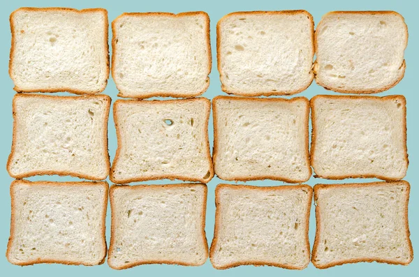 Toast Brood Achtergrond Twaalf Sneetjes Gesneden Brood Een Turquoise Achtergrond — Stockfoto