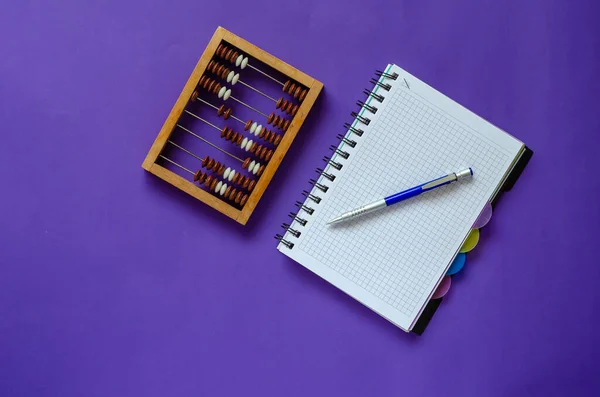 Ábaco Madera Cuaderno Bolígrafo Sobre Mesa Antiguo Ábaco Decimal Vintage — Foto de Stock