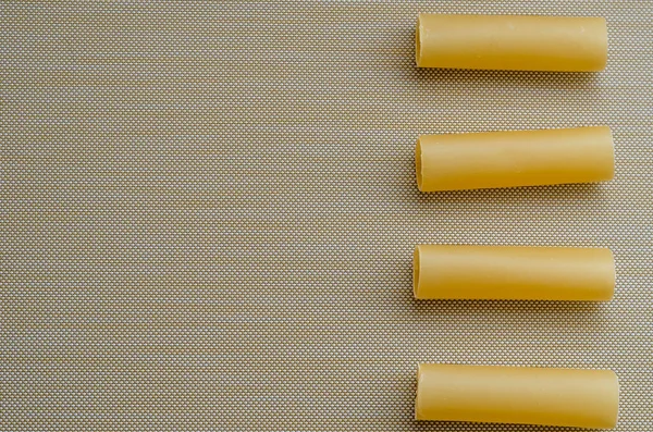 Några Torra Cannelloni Tubuli Okokt Cannelloni Beige Oberedd Pasta Vikta — Stockfoto