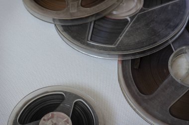 Arka planda bant olan makaralar. 60 'lı yılların ses kayıtları olan çeşitli polisler. Nostalji, hoş anılar. Yakın plan. Seçici odak.