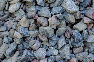 Büyük ezilmiş taş zemin. İnşaat endüstrisi için gri çakıllar. Yakın plan. Yukarıdan bak. Seçici odak.