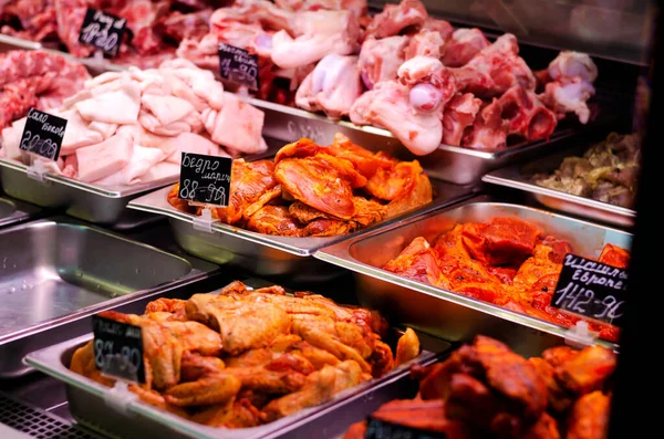 Varietà Carne Cruda Sottaceto Esposta Nel Banco Del Negozio Con — Foto Stock