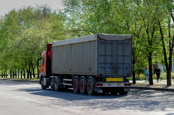 ウクライナのニコラエフ 2020年4月28日 都市の通りに穀物の負荷を持つ穀物トラック 灰色のトレーラーを持つトラックは 倉庫への都市道路に乗っています 穀物の輸出 — ストック写真
