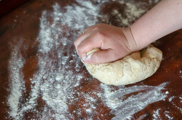 Vrouwelijke Hand Kneedt Een Stuk Deeg Keukentafel Rechterhand Van Een — Stockfoto