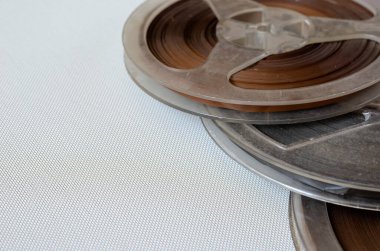 Arka planda ses kayıtları olan eski aynasızlar. Birkaç plastik kaplama yakın plan. 60 'lara geri dönelim. Seçici odak.