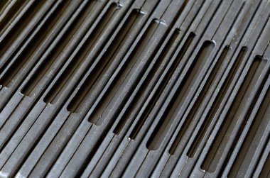 Eski siyah DVD kutusu kapanıyor. SD, DVD ve mavi ışın diskleri için kapalı plastik kutular. Toz ve çiziklerle dolu eski kutular. Yaratıcı bir geçmiş. Bir açıyla üstteki görünüm.