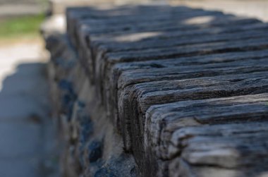 Eski Çatlak Ahşap Barlar Kapanışı. Açık havada kurumuş ahşap dokusu. Seçici odak.