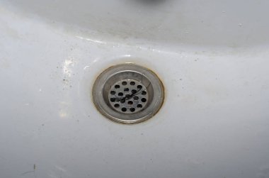 Küvetli pis seramik lavabo. Topraklı, kumlu ve kıllı bir kabuğun detaylı bir görüntüsü. Günlük rutin işler. Seçici odaklanma. Yakın plan.
