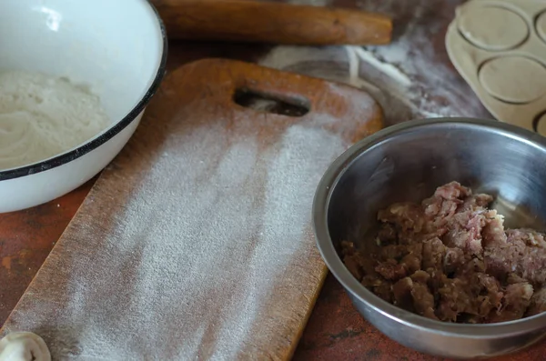 Процесс Приготовления Самодельных Пельменей Кухне Мясо Тесто Мука Кухонная Утварь — стоковое фото