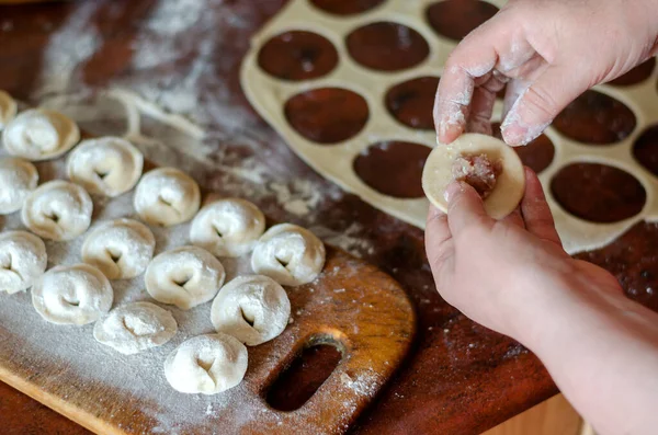 Les Mains Féminines Sculptent Des Boulettes Avec Viande Sur Table — Photo