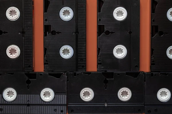 Renkli Arka Planda Eski Video Kasetler Hafif Kahve Arka Planında — Stok fotoğraf