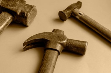 Balyoz ve eski paslı çekiçler yakın çekim. Farklı boyutlarda üç klasik çekiç. El işi, el işi. Yan görüş. Yakın plan. Seçici odak.
