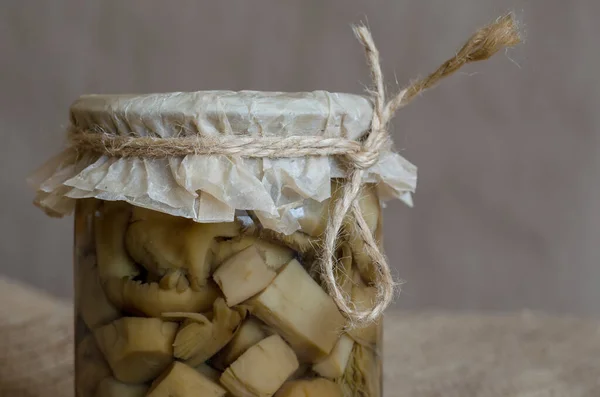 瓶の中の食べ物 カラスミの缶詰の森のキノコ 地下室で保存された家 製品の保存と保存 — ストック写真