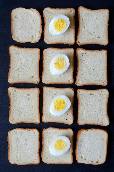 Achtergrond Van Voedselindustrie Gekookte Kippeneieren Toast Brood Verticale Lijn Van — Stockfoto