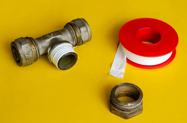 Divisor Tee Agua Tuerca Cinta Sellado Sobre Fondo Amarillo Proceso —  Fotos de Stock