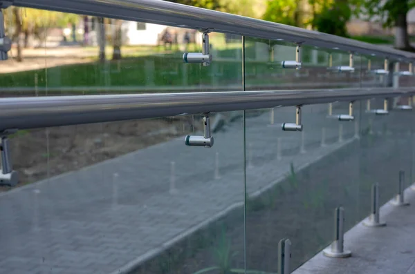 Piszkos Üvegkorlát Krómozott Korláttal Épület Bejáratánál Modern Építészeti Kerítés Közelkép — Stock Fotó