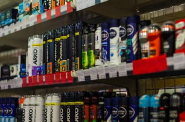 Mykolaiv, Ukrayna - 08 Mayıs 2020: Mağazanın tezgahının üzerindeki tıraş köpüğü uygun seçimler için tip ve renge göre düzenlenir. Ukraynaca ve Rusça yazıtlar ürünü ve maliyeti tanımlıyor. Kırmızı fiyat etiketleri indirime işaret ediyor..