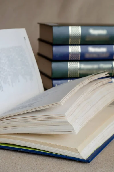 Offenes Buch Auf Dem Tisch Hintergrund Ein Stapel Bücher Selbststudium — Stockfoto