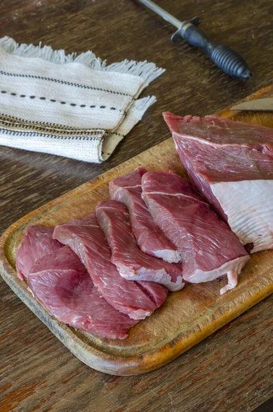 Fatias Carne Crua Uma Tábua Corte Madeira Grande Pedaço Lombo — Fotografia de Stock