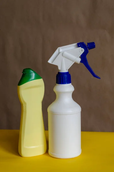 Пластиковые Бутылки Чистящими Средствами Двухцветном Фоне Различные Контейнеры Бытовой Химии — стоковое фото