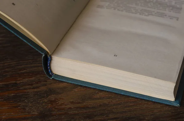 Tahta Bir Masanın Üzerinde Açık Bir Kitap Kapak Kitabı Sayfa — Stok fotoğraf