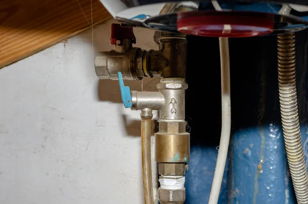 電気温水器のための安全弁 家庭用温水システムのほこりっぽい配管 配管工事だ サイドビュー 選択的フォーカス — ストック写真