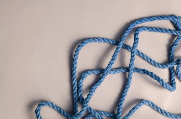 Тонкая Голубая Веревка Фоне Грозы Цветная Веревка Случайно Выложена Стол — стоковое фото