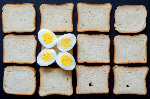 Kreativer Hintergrund Mit Gekochten Eiern Und Toastbrot Zwei Halbierte Eier — Stockfoto
