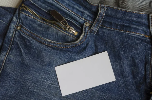 Blank Vitt Visitkort Ovanpå Blå Jeans Närbild Framsidan Jeans Med — Stockfoto