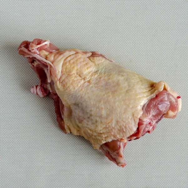 白い質感の背景に生の鶏の骨格のデモンストレーション 部1の2 最高の品質のクローズアップの鶏の骨格の1つの新鮮な作品 オンライン食品取引 — ストック写真