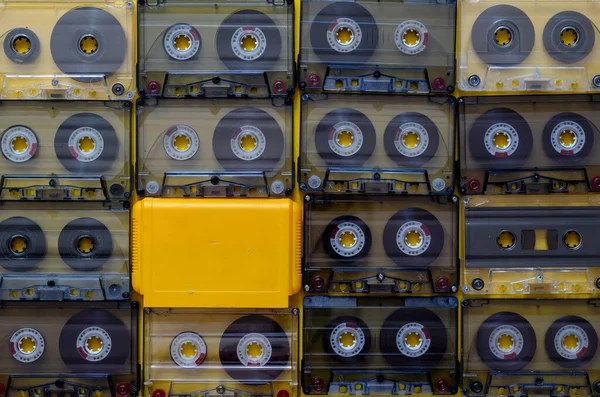 Sfondo Creativo Audiocassette Una Cartuccia Gioco Gialla Una Serie Cassette — Foto Stock