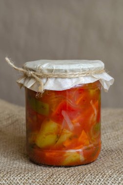 İçinde leço olan cam kutu, çuval bezinde konserve yiyecek. Mahzende konserve ve depolama ürünleri. Tek kavanoz, kapat..