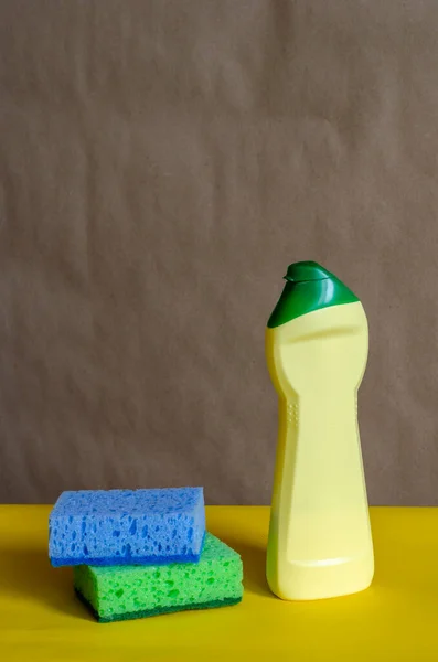 Пластиковая Бутылка Зеленой Шапкой Губкой Желтом Коричневом Фоне Демонстрация Чистого — стоковое фото