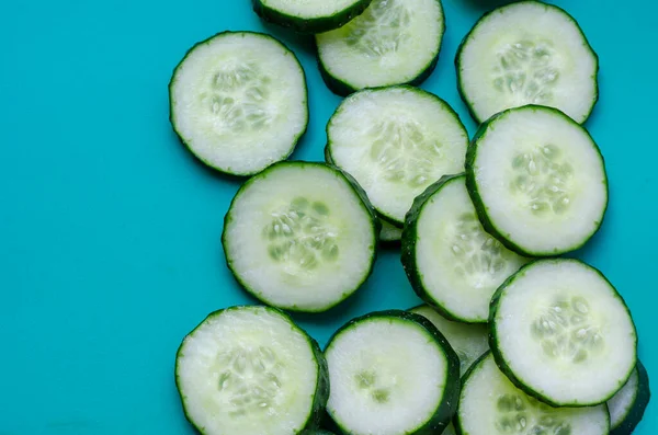 Turkuazda Dilimlenmiş Salatalık Parçalara Ayrılmış Taze Kokulu Salatalık Sağlık Hizmeti — Stok fotoğraf