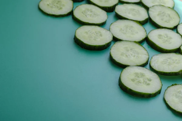 Taze Salatalık Turkuaz Arka Planda Parçalara Ayrılmış Dilimlenmiş Salatalık Kokulu — Stok fotoğraf