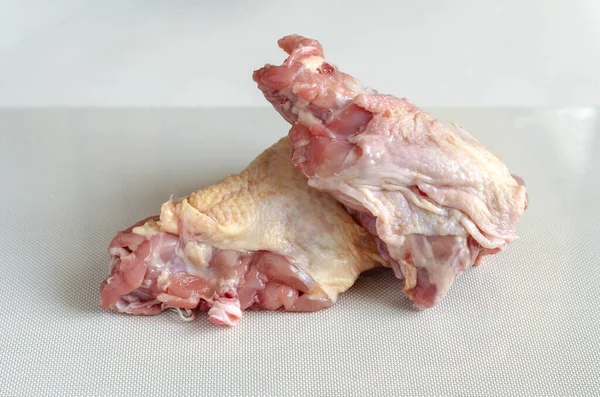 Beyaz Desenli Arka Planda Tavuk Çerçeveleri Çiğ Tavuk Iskeleti Yakın — Stok fotoğraf